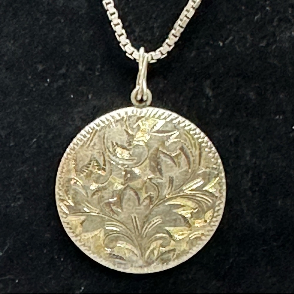 Elegant Silver Pendant Necklace